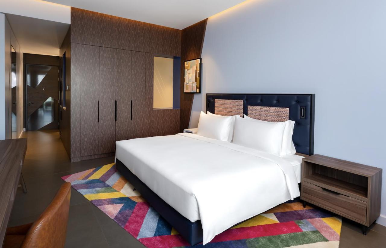 Hyatt Centric Jumeirah Dubai Ngoại thất bức ảnh A bedroom at the hotel