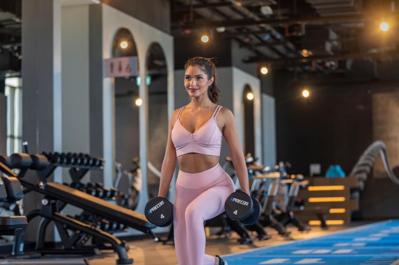 Hyatt Centric Jumeirah Dubai Ngoại thất bức ảnh A woman working out with weights