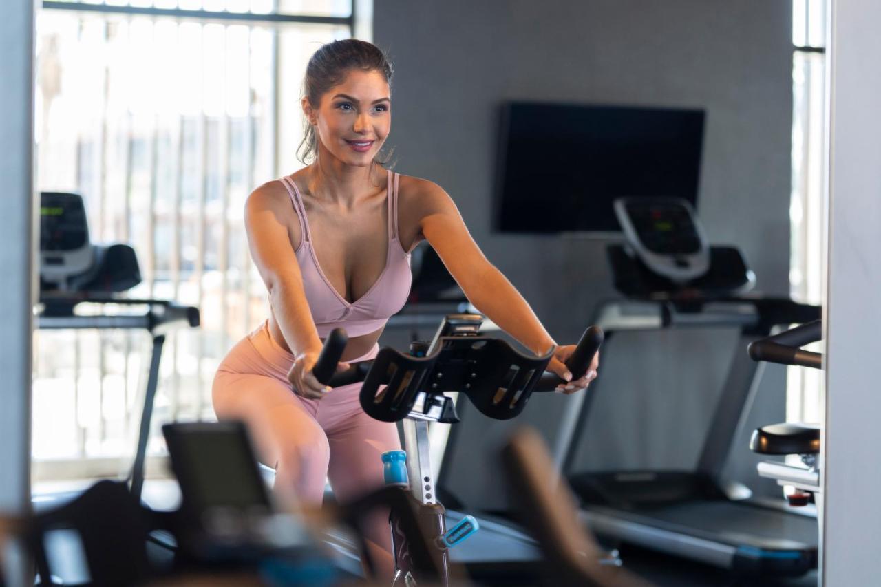 Hyatt Centric Jumeirah Dubai Ngoại thất bức ảnh A woman on a stationary bicycle