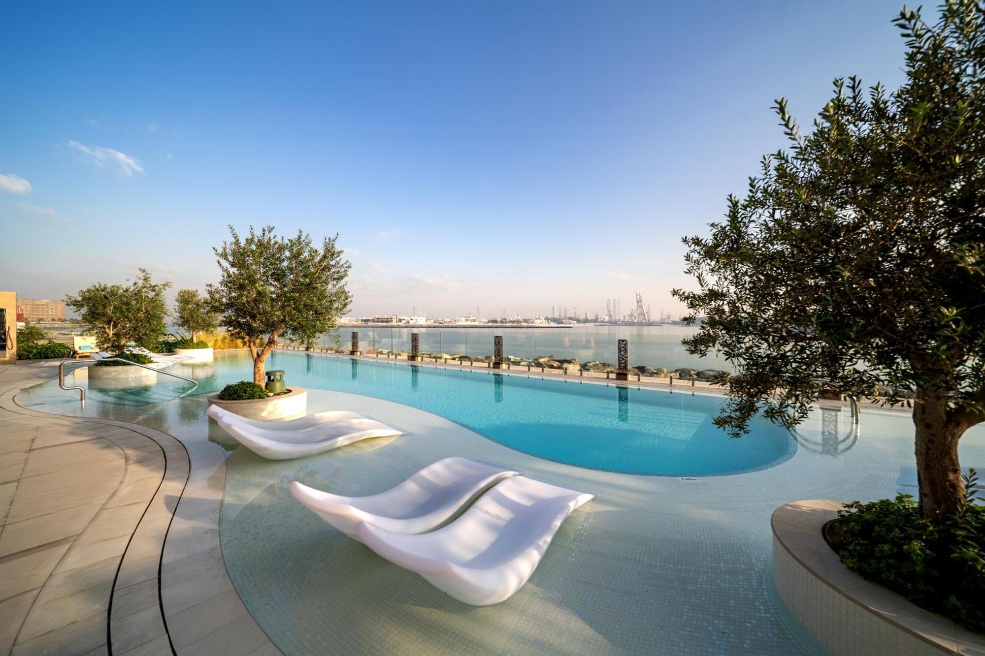Hyatt Centric Jumeirah Dubai Ngoại thất bức ảnh The swimming pool at the top of the hotel
